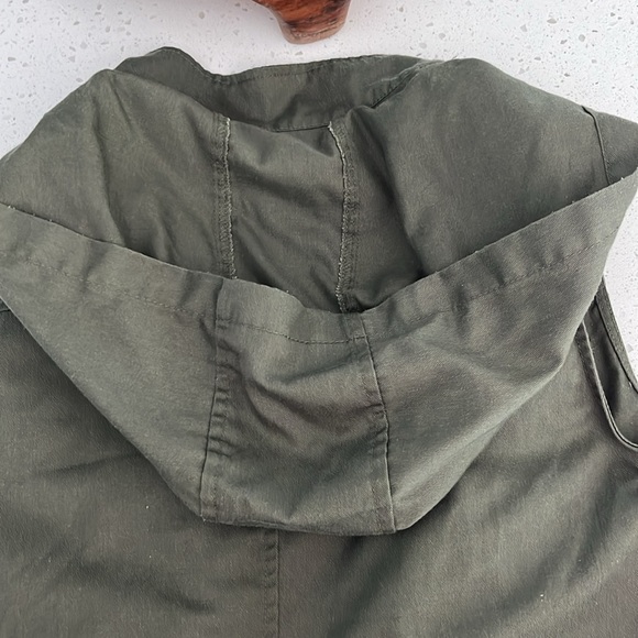 CI Sono Olive Green Zip up/ snap vest with. Draw string waist and hood. XL - Picture 7 of 7